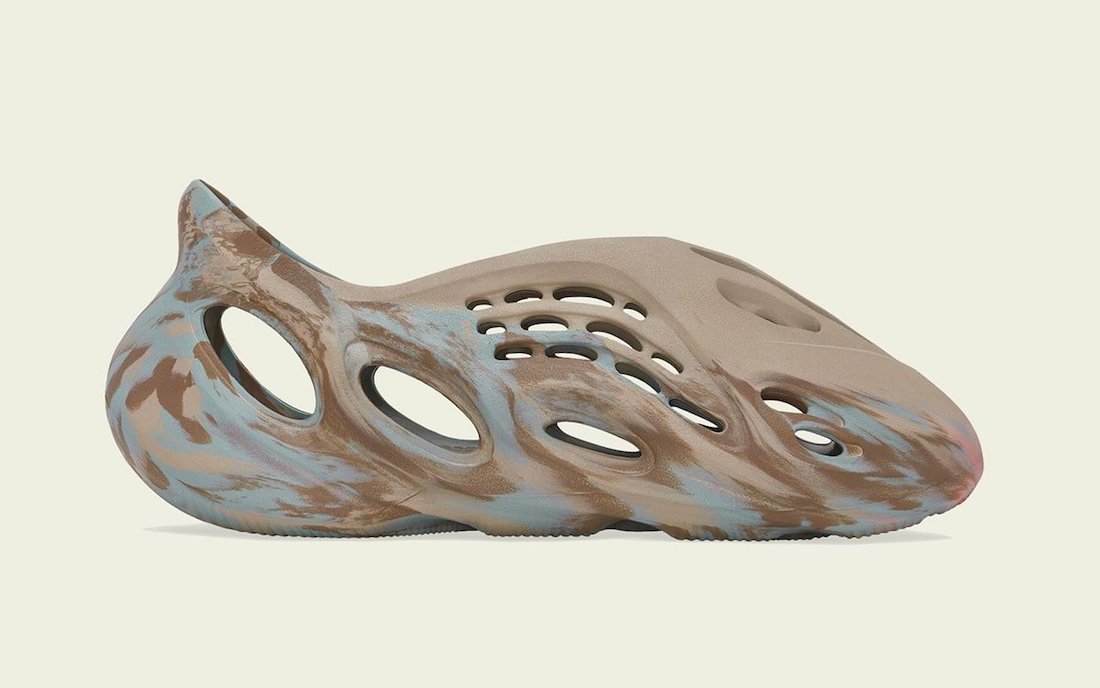 阿迪达斯Yeezy泡沫跑步鞋“MX沙灰”的官方照片