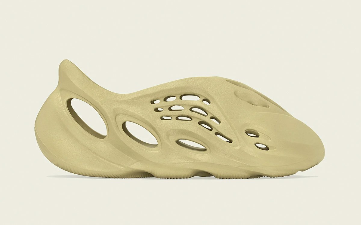 阿迪达斯Yeezy泡沫跑步鞋“硫磺”的官方照片