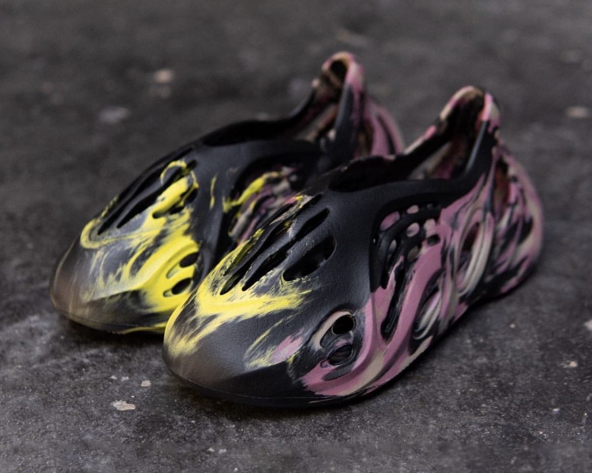 详细了解阿迪达斯Yeezy泡沫跑步鞋“MX Carbon”